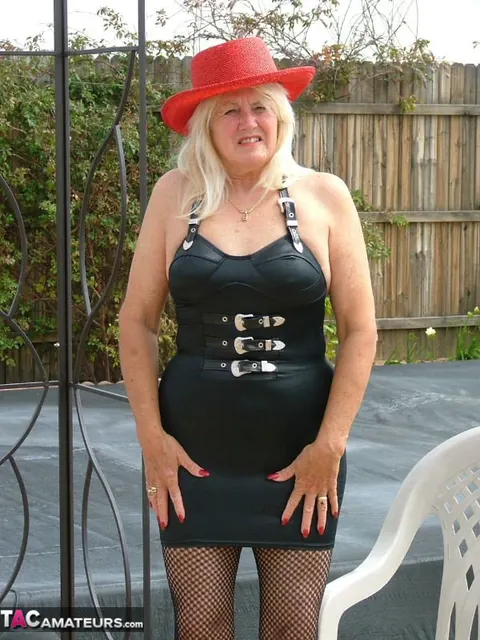 Mature BBW Shows Her Pierced Pussy by the Pool – photo 4 of 20