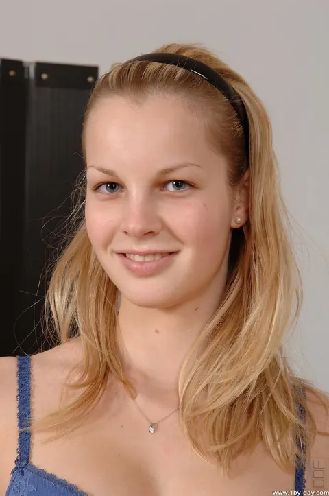 Malisa Moir: Blonde in Jeans and Lingerie Strips and Spreads Her Pussy – photo 4 of 20