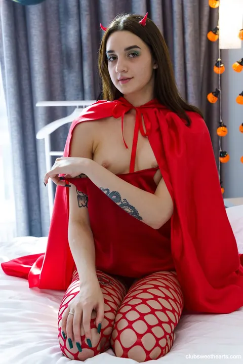 Eva Tender: European Brunette Spreads Her Legs – photo 7 of 21