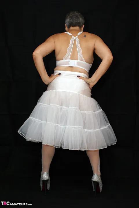 BBW in Stockings and Heels Flashes in a Skirt – photo 7 of 20