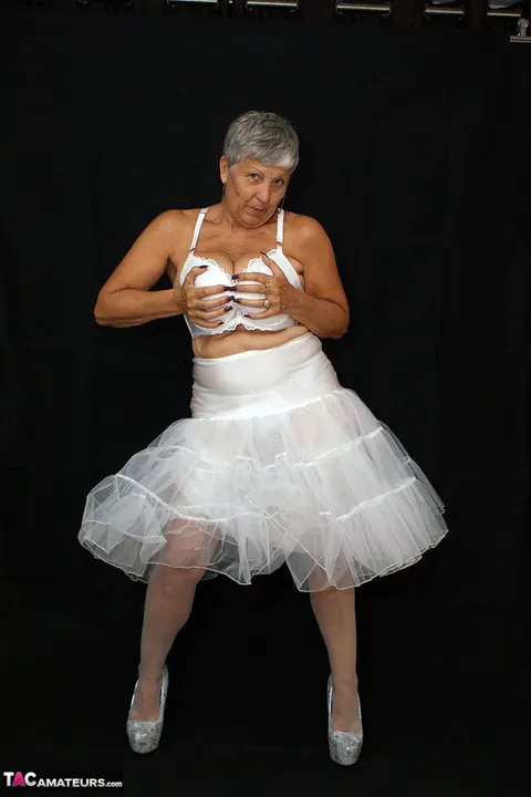 BBW in Stockings and Heels Flashes in a Skirt – photo 15 of 20