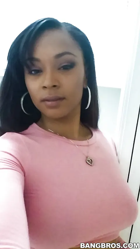 Porsha Carrera: Curvy Latina Shows Her Big Tits in the Mirror Selfies – photo 6 of 14