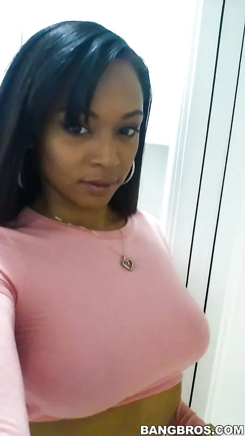 Porsha Carrera: Curvy Latina Shows Her Big Tits in the Mirror Selfies – photo 5 of 14