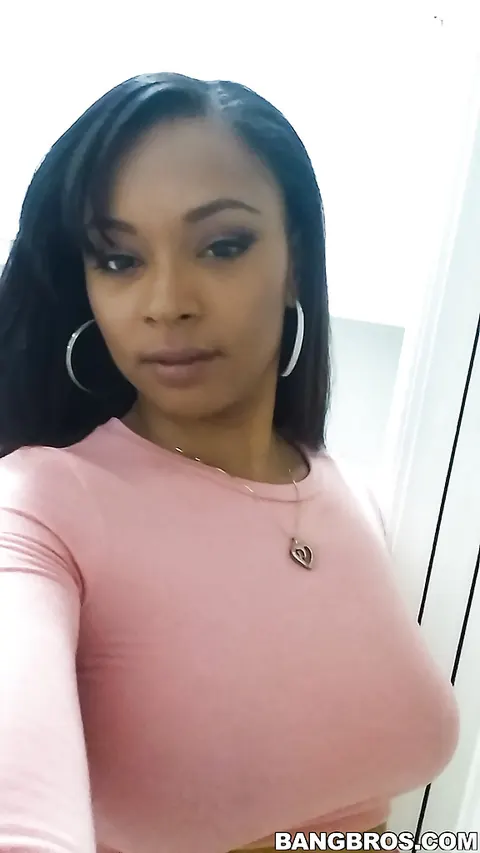Porsha Carrera: Curvy Latina Shows Her Big Tits in the Mirror Selfies – photo 7 of 14