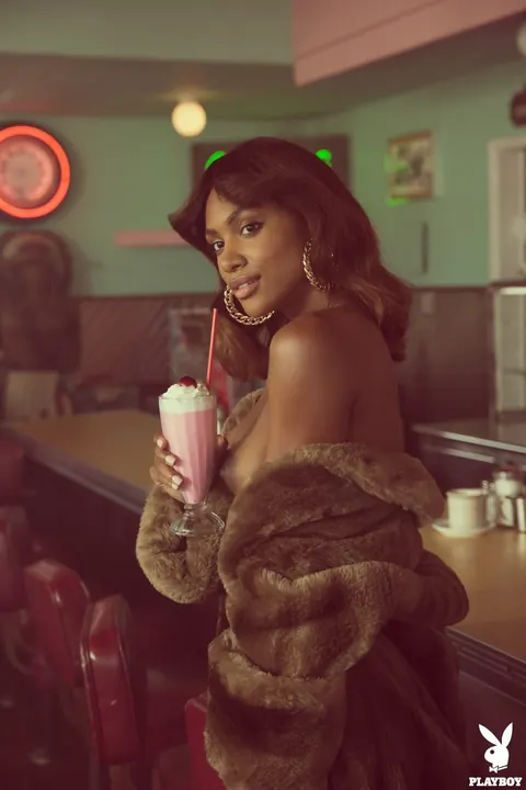 Jordan Emanuel: Ebony Brunette Drops Her Top and Poses Nude – photo 16 of 17