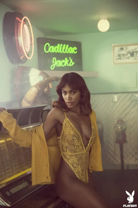 Jordan Emanuel: Ebony Brunette Drops Her Top and Poses Nude – photo 3 of 17