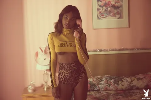 Jordan Emanuel: Ebony Brunette Drops Her Top and Poses Nude – photo 4 of 17