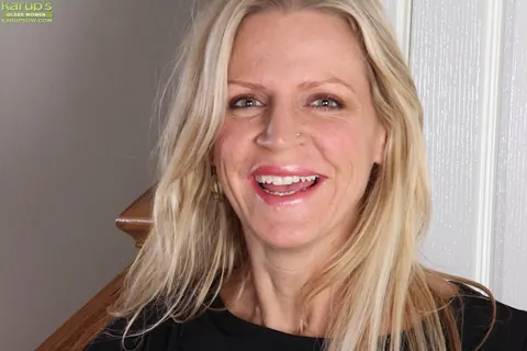 Busty Blonde MILF Spreads Her Pussy Wide in High Heels – photo 1 of 16