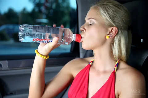 Tracy Gold: Skinny Blonde Spreads Her Pussy Outdoors by a Car – photo 9 of 16