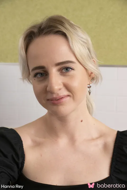 Hanna Rey: PAWG Blonde Masturbates and Spreads Wide in the Kitchen – photo 1 of 15