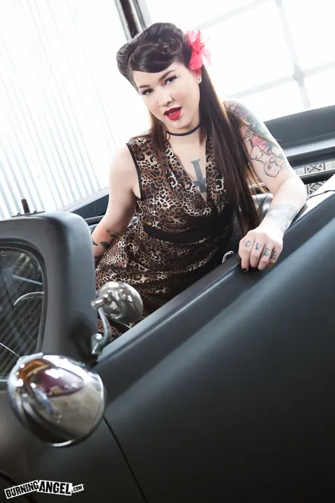 Zarrah Angel: Tall Tattooed Brunette Spreads Her Pussy in a Vintage Car – photo 3 of 17