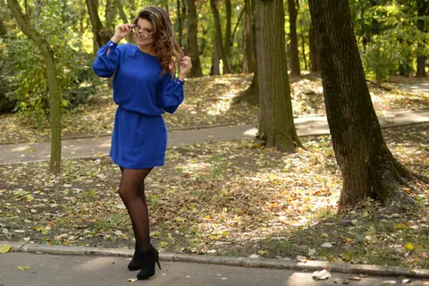 Carolina Rayne: Tattooed Brunette in Glasses Poses in the Forest – photo 14 of 15