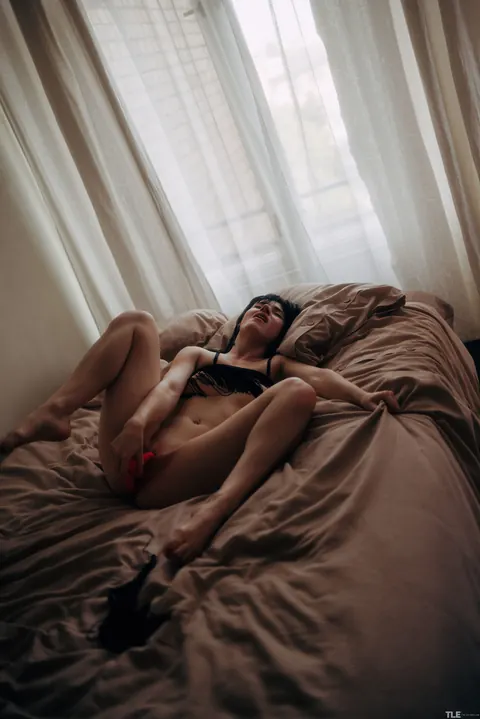 Short-Haired Woman Fingers Herself and Uses a Dildo – photo 20 of 21