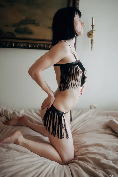Short-Haired Woman Fingers Herself and Uses a Dildo – photo 2 of 21