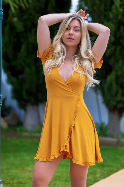 Elle Hunter: Busty Blonde Strips Out of Her Skirt Outdoors in High Heels – photo 1 of 12