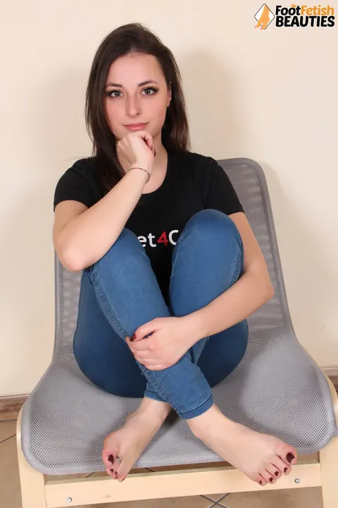 Ilaria Paci: Tall European MILF Models Jeans and Shows Her Bare Feet – photo 7 of 12