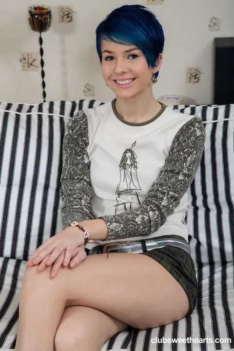 Slim Short-Haired Babe in Shorts Takes a Creampie – photo 2 of 20