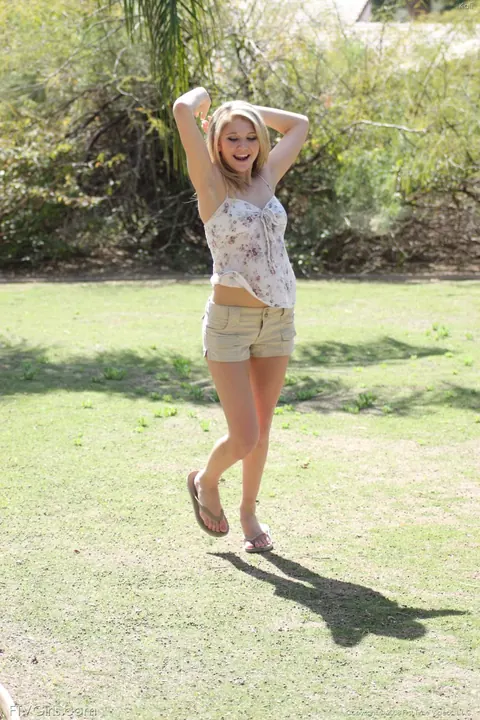 Blonde Woman Strips Outdoors and Fingers Her Pussy in Public – photo 4 of 21