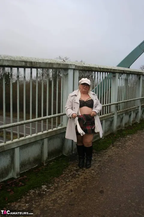 Lexie Cummings: Tattooed BBW Flaunts Her Big Ass in Lingerie on a Pedestrian Bridge – photo 14 of 16