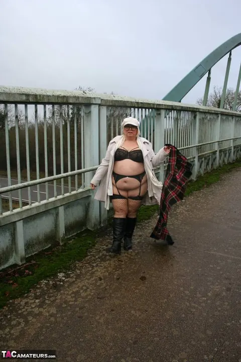 Lexie Cummings: Tattooed BBW Flaunts Her Big Ass in Lingerie on a Pedestrian Bridge – photo 16 of 16