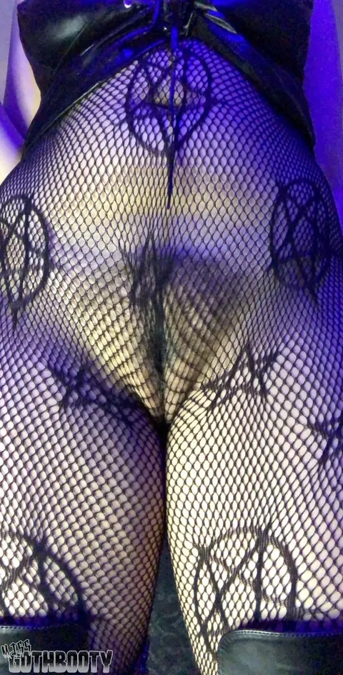 Curvy Brunette MILF Poses in Fishnets and Boots Showing Her Big Ass – photo 9 of 15