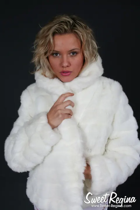 Blonde Amateur Drops Fur Coat and Oils Up – photo 1 of 16
