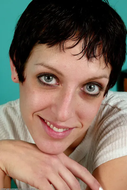 Short-Haired MILF Strips Out of Her Shorts and Spreads – photo 1 of 21
