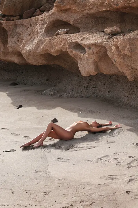 Melena A: Brunette Undresses and Spreads Her Shaved Pussy on the Beach – photo 12 of 21