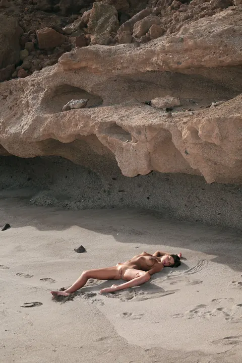 Melena A: Brunette Undresses and Spreads Her Shaved Pussy on the Beach – photo 11 of 21