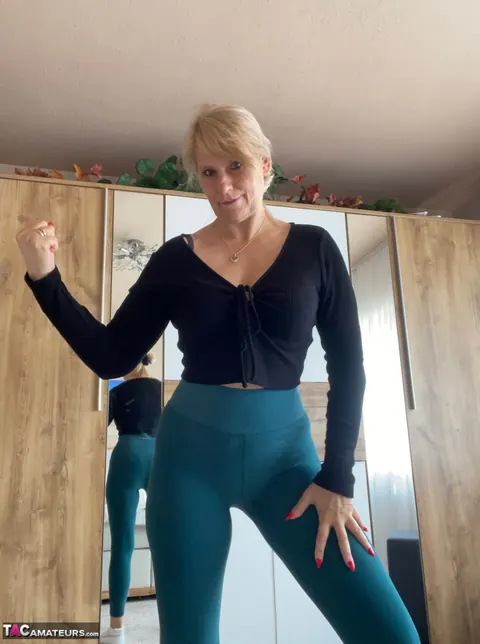 Sweet Susi: Thick Blonde MILF Peels Down Her Yoga Pants and Spreads – photo 6 of 16