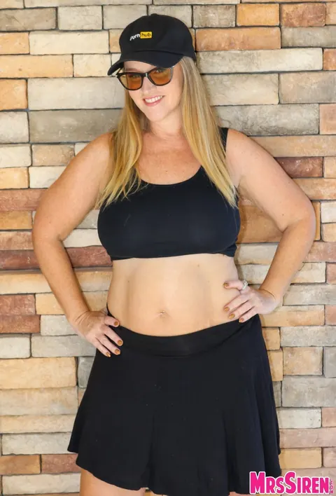 Dee Siren: Curvy Blonde MILF with Enhanced Tits Fucks on the Balcony – photo 9 of 20