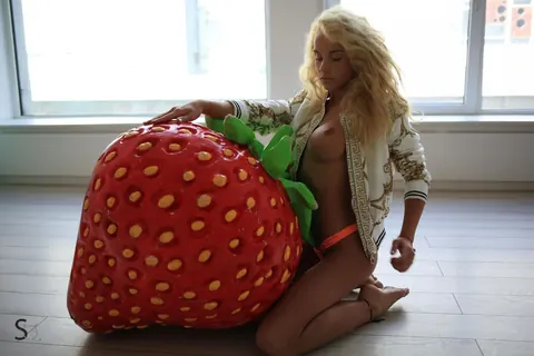 Mira Biliss: Slim European Blonde Flaunts Her Big Enhanced Tits and Tattoos – photo 2 of 20
