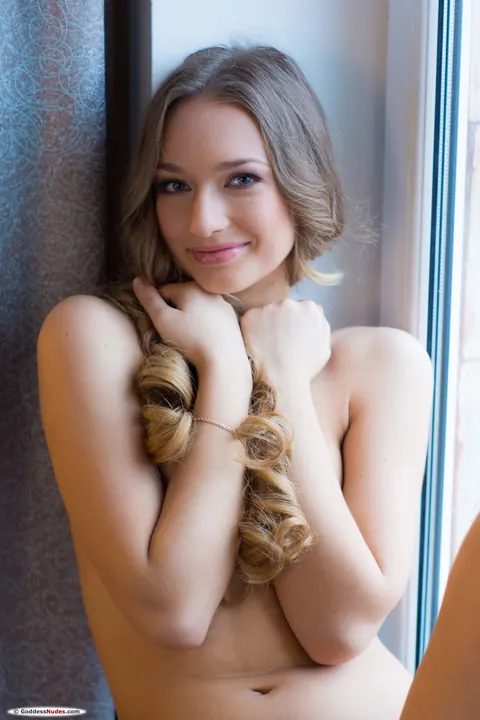 Amy Moore: Tall Blonde with Natural Tits Spreads Her Shaved Pussy – photo 14 of 20