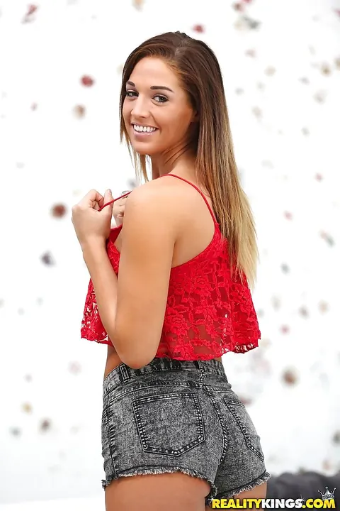 Val Dodds: Tall Brunette with Big Tits Drops Her Shorts – photo 4 of 16