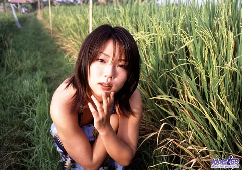 Bunko Kanazawa: Japanese MILF Outdoors Shows Her Hairy Pussy and Ass – photo 8 of 16