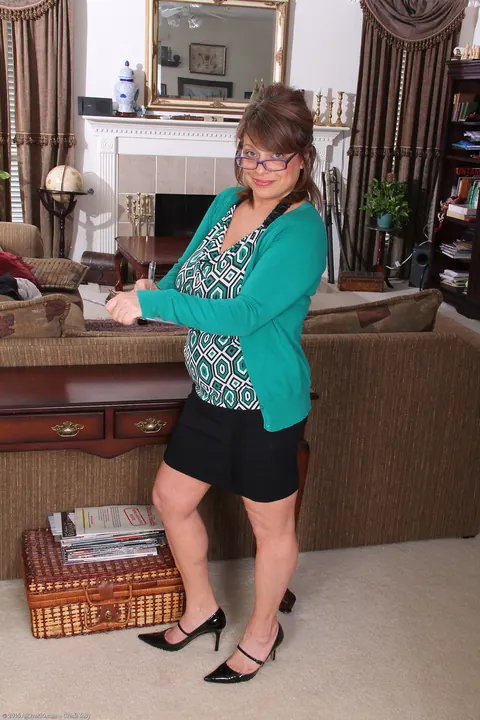 Penney Beavers: Mature Brunette Undresses and Spreads Her Shaved Pussy – photo 1 of 21