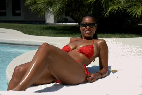 Semmie Desuora: Busty Mature Ebony Woman Strips Off Her Bikini and Fingers Herself Poolside – photo 3 of 14