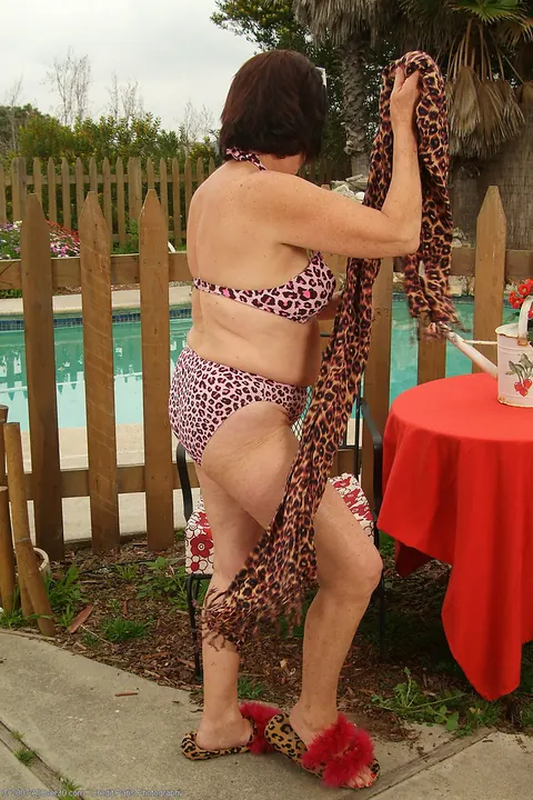 BBW Brunette Strips Off Her Bikini Poolside – photo 3 of 20