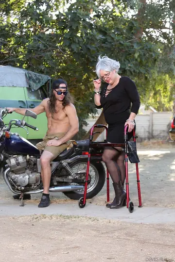 Kelly Leigh – Mature Blonde MILF Strips Outdoors with Her Walker