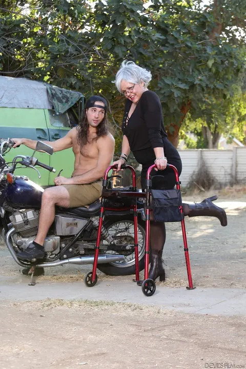 Kelly Leigh: Mature Blonde MILF Strips Outdoors with Her Walker – photo 7 of 15