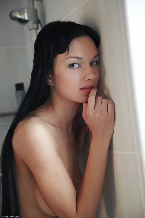 Thick Woman Spreads Her Trimmed Pussy in the Bathroom – photo 16 of 21