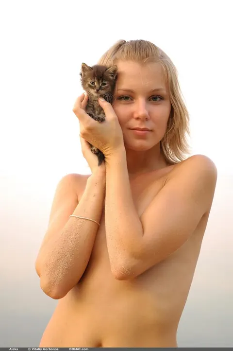 Blonde Woman Lies Back and Spreads Her Legs on the Beach – photo 15 of 17