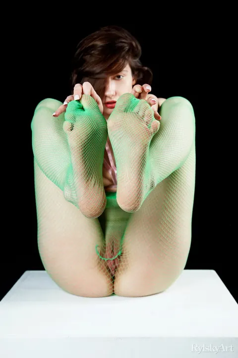 Heidi Kilmar: Brunette Removes Her Green Pantyhose and Spreads Her Shaved Pussy – photo 5 of 16