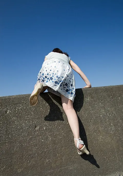 Saki Koto: Busty Japanese Brunette Exposes Her Tits and Ass on the Beach – photo 6 of 16