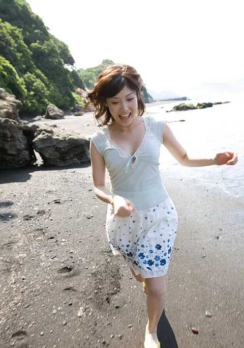 Saki Koto: Busty Japanese Brunette Exposes Her Tits and Ass on the Beach – photo 5 of 16