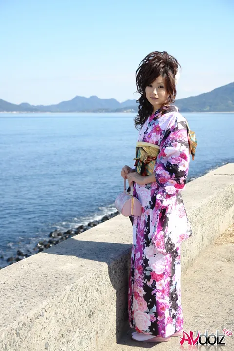 Asian Brunette Poses in a Kimono on the Beach – photo 5 of 15