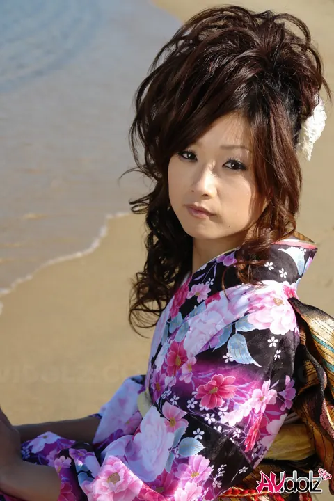 Asian Brunette Poses in a Kimono on the Beach – photo 14 of 15