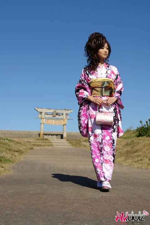 Asian Brunette Poses in a Kimono on the Beach – photo 7 of 15