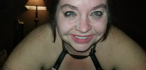 Mature Curvy Woman Undresses and Spreads Her Pussy – photo 10 of 15