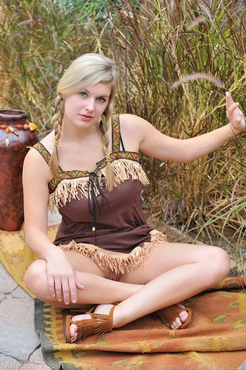 Busty Amateur Woman Spreads Her Pussy in the Forest – photo 8 of 17